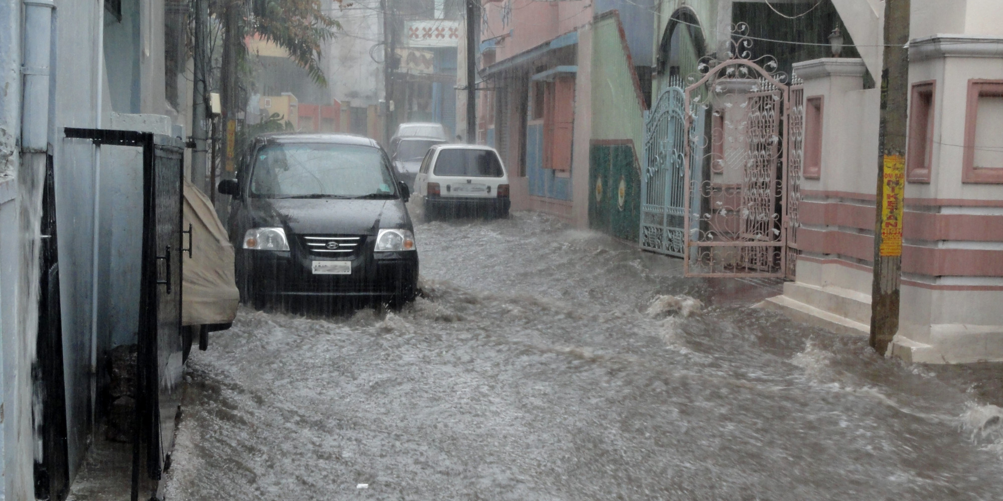 Carros presos na água após alagamentos nas ruas do Recife