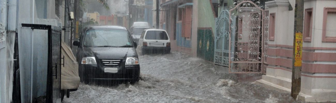 Carros presos na água após alagamentos nas ruas do Recife