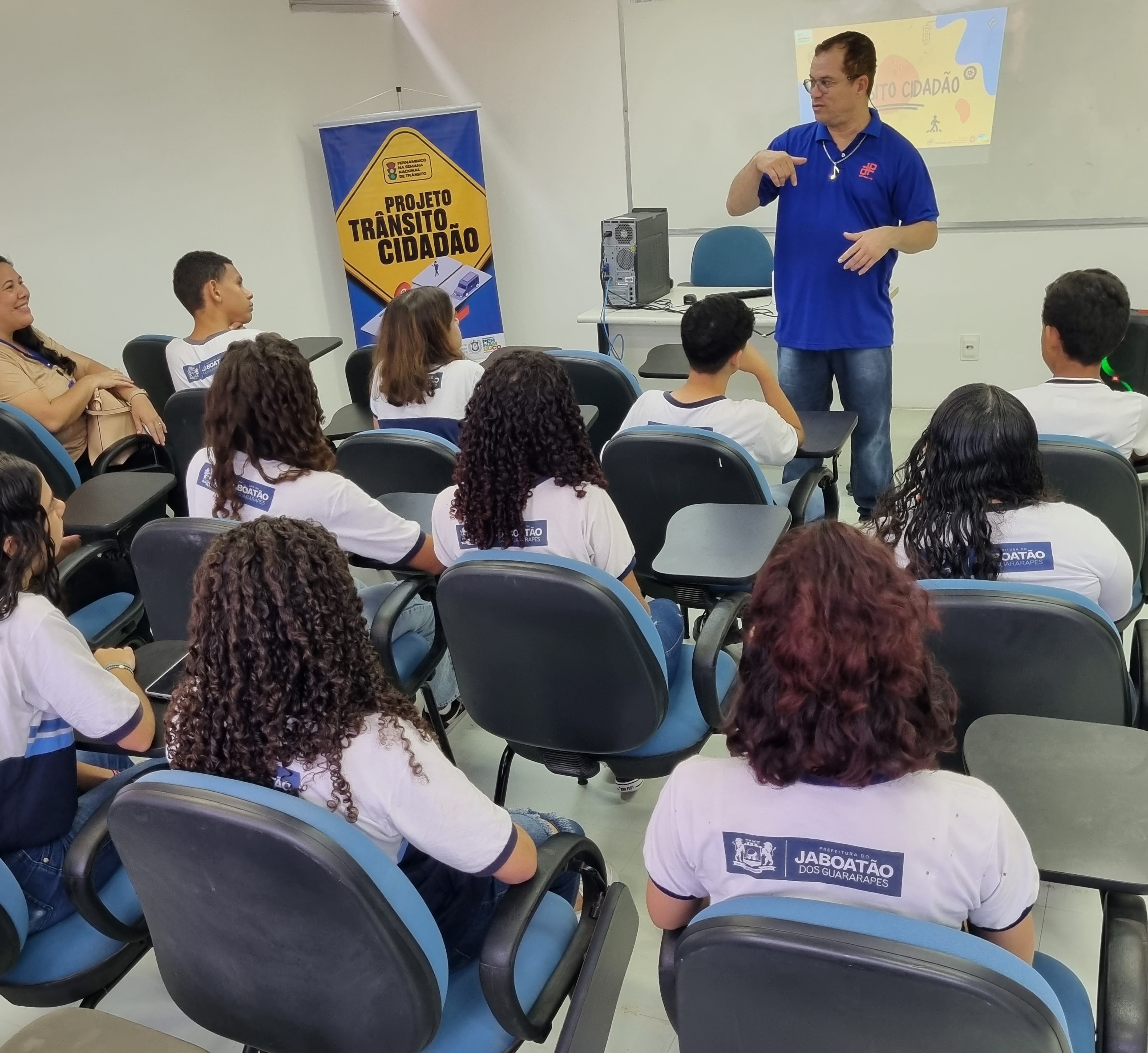 Foto colorida de estudantes em sala de aula do projeto Trânsito Cidadão