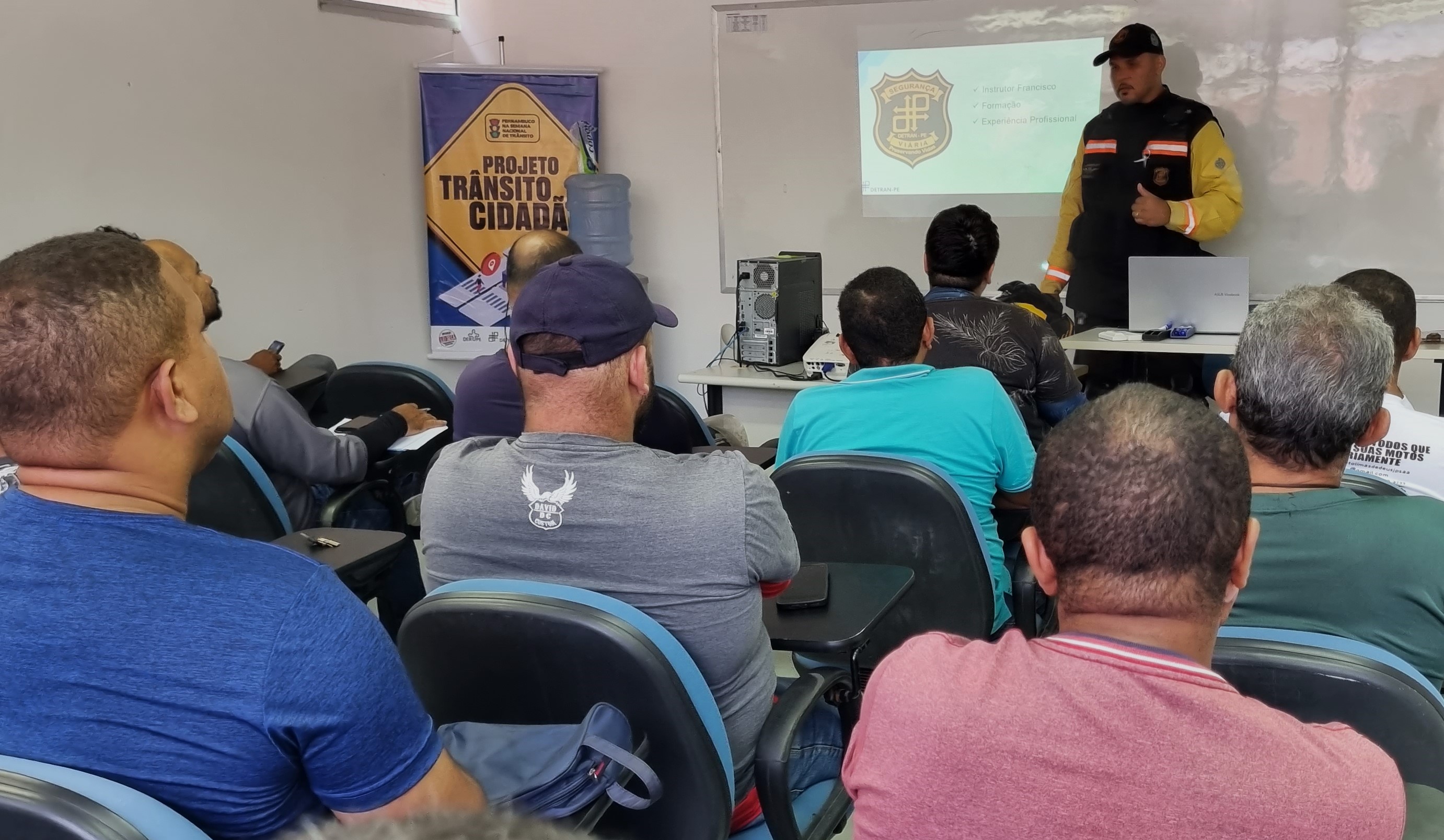 Foto de agente em sala de aula