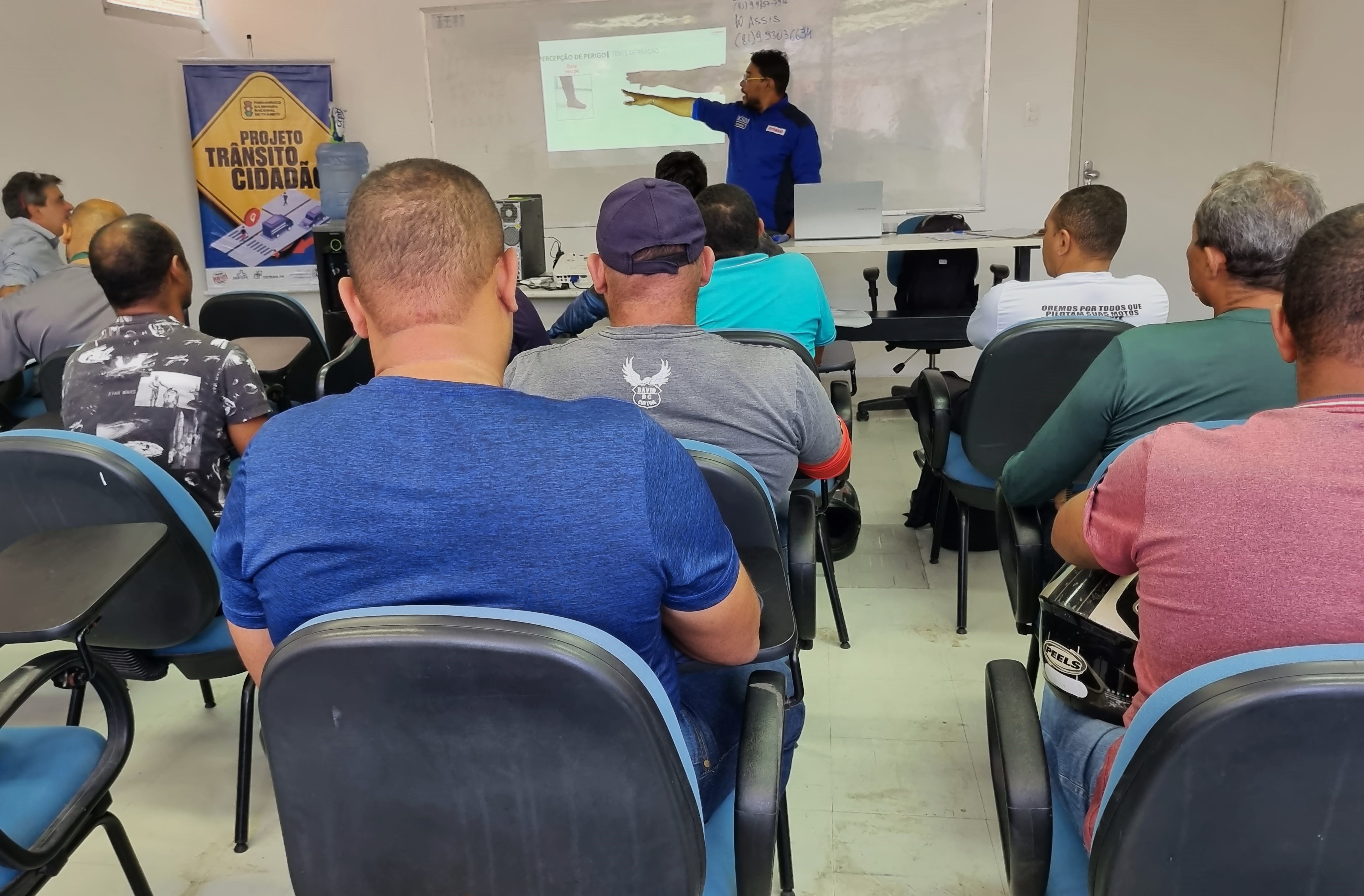 Foto de instrutor em sala de aula
