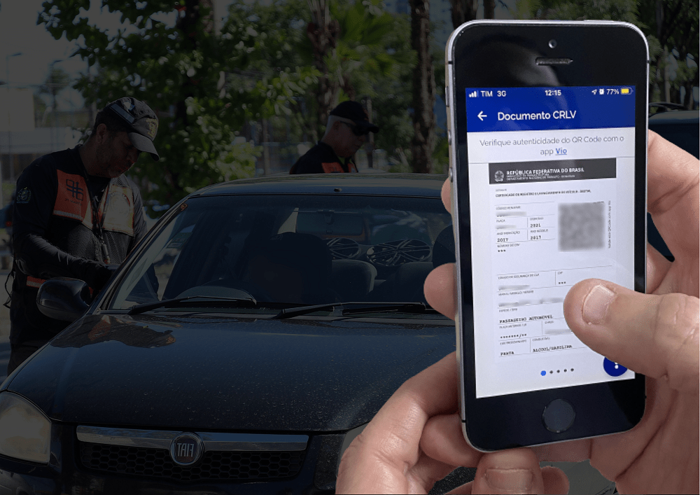 Mão segurando celular mostrando o documento ATVP-e