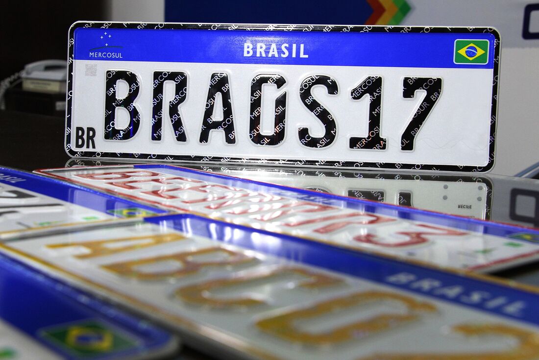 Mão segurando celular mostrando o documento ATVP-e