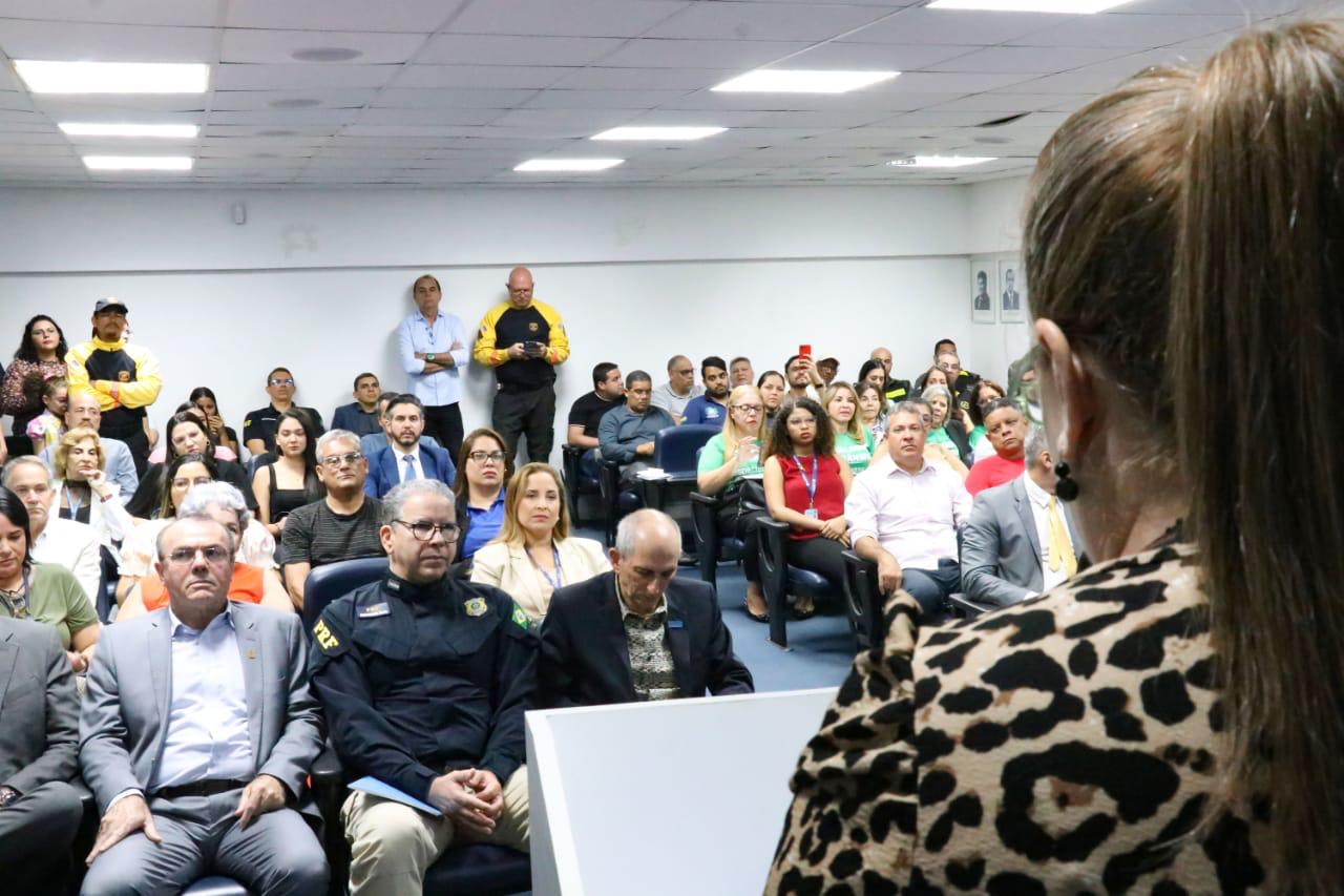 Pessoas reunidas em uma palestra da Semana nacional de Trânsito 2024