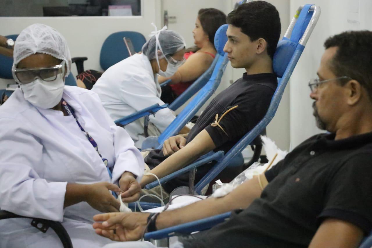 Funcionários e população doam sangue em campanha para o Hemope.
