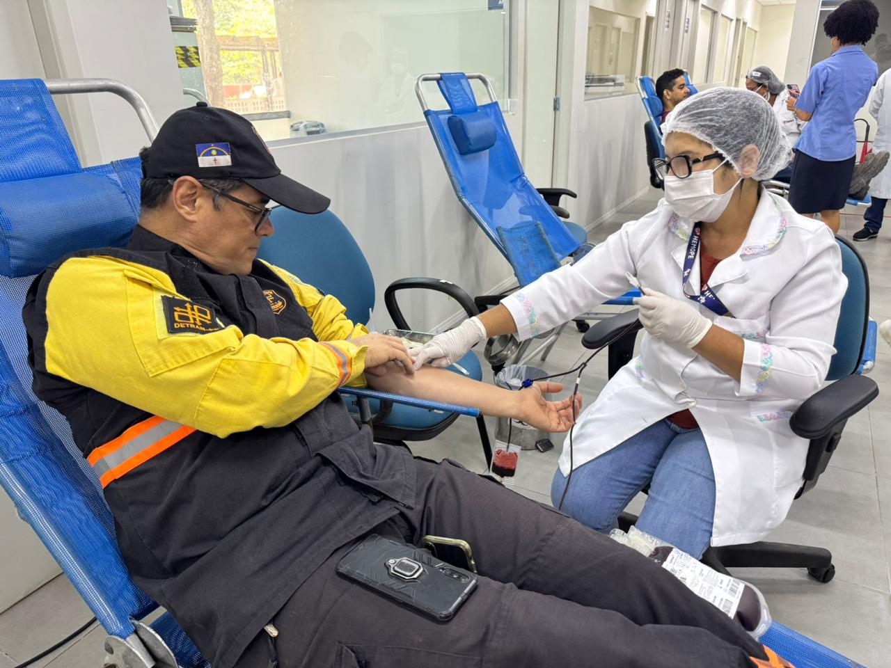 Servidor da fiscalização doa sangue.