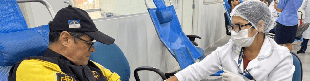 Servidor da fiscalização doa sangue.