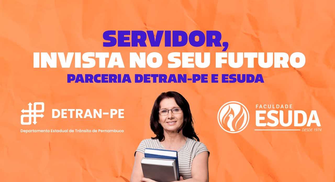 Mulher branca, com óculos, cabelo longo e preto segurando dois livros próximo ao peito.