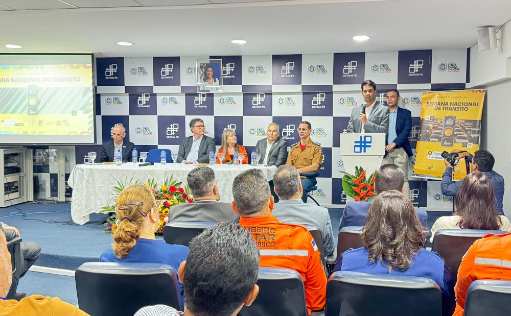 Servidores, políticos, colaboradores sentados no auditório do DETRAN-PE.