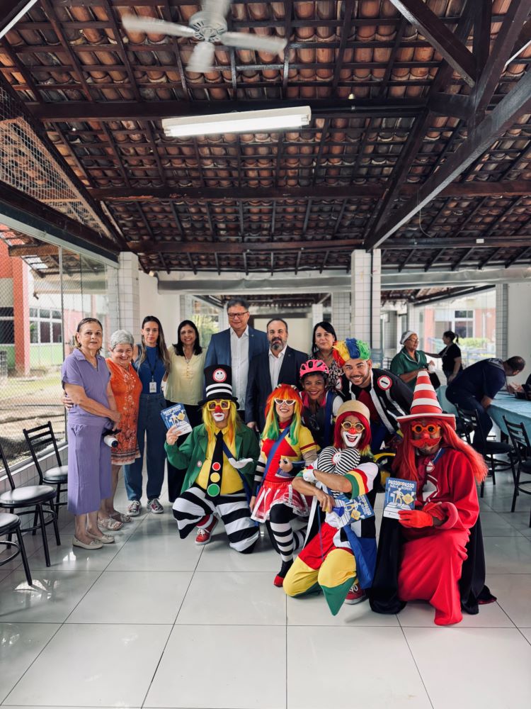 Turma do Fom Fom ao lado do Presidente do DETRAN-PE e também dos agentes médicos