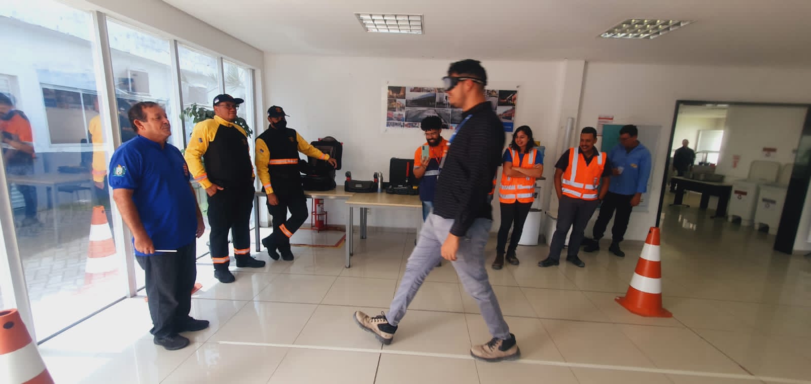 Foto colorida mostrando ação com óculos
