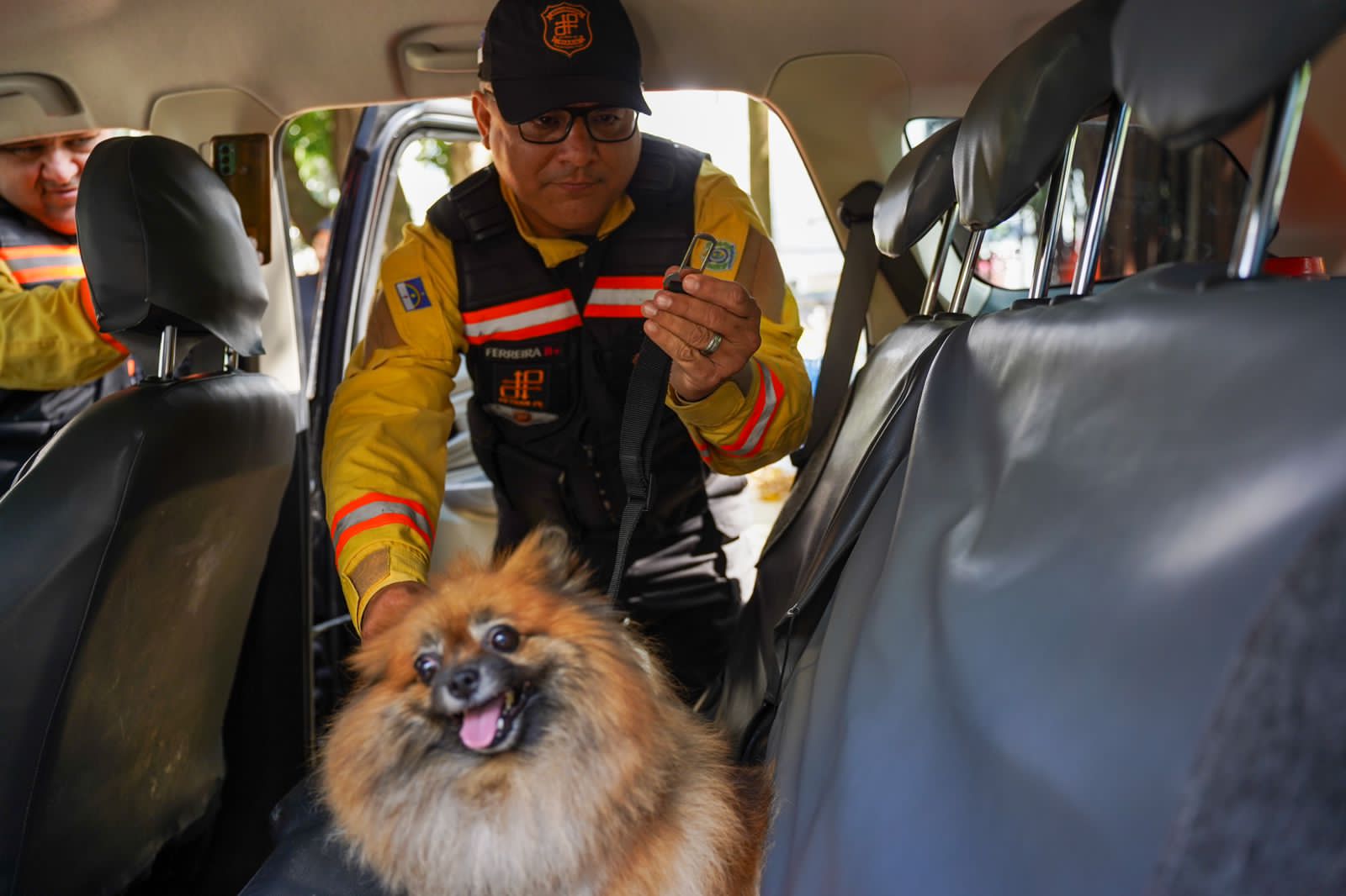 Foto de agentes mostrando dispositivo de segurança para animais