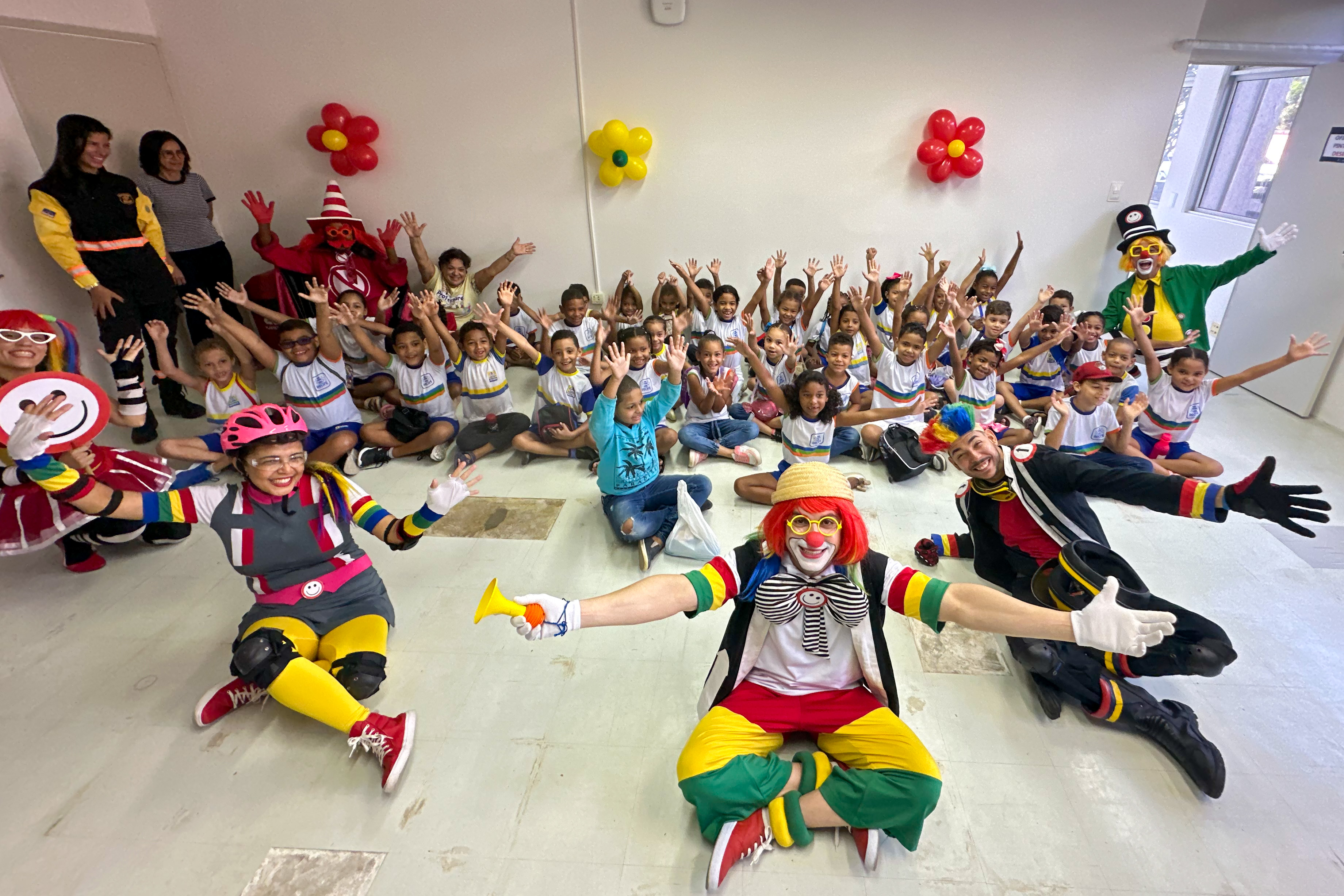Foto de crianças com Turma do Fom-Fom