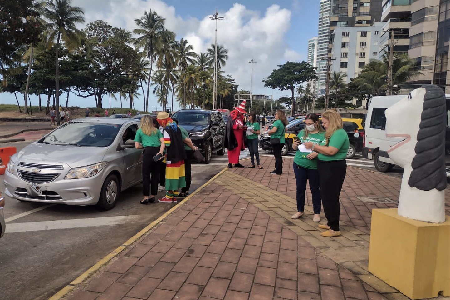 Fotografia colorida mostrando ação do Dia do Motorista na Av. Boa Viagem, Recife