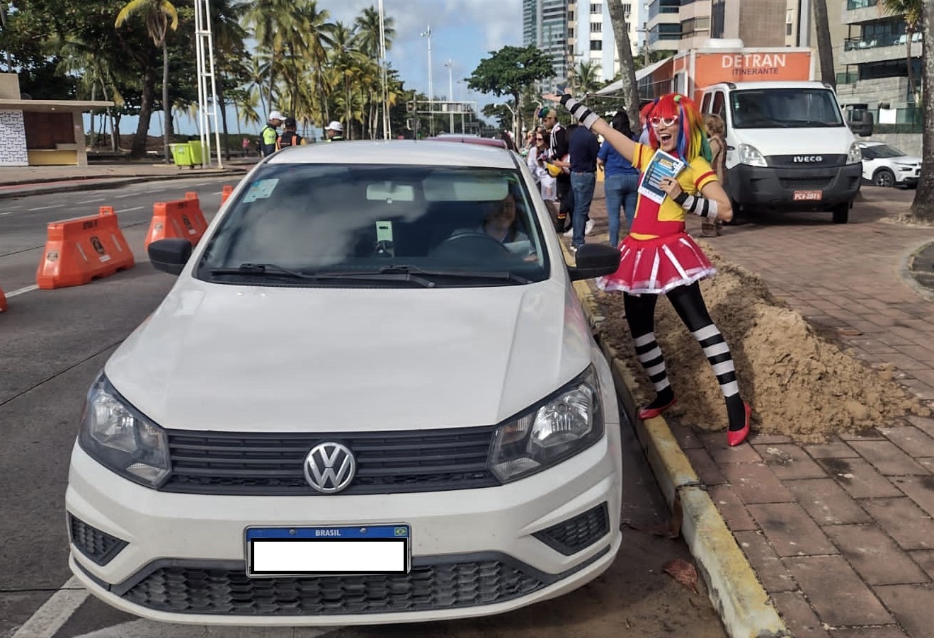 Fotografia colorida na Av. Boa Viagem, Recife, em comemoração ao Dia do Motorista