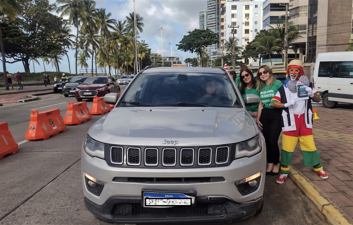 Fotografia colorida de atividade do Dia do Motorista na Av. Boa Viagem, Recife