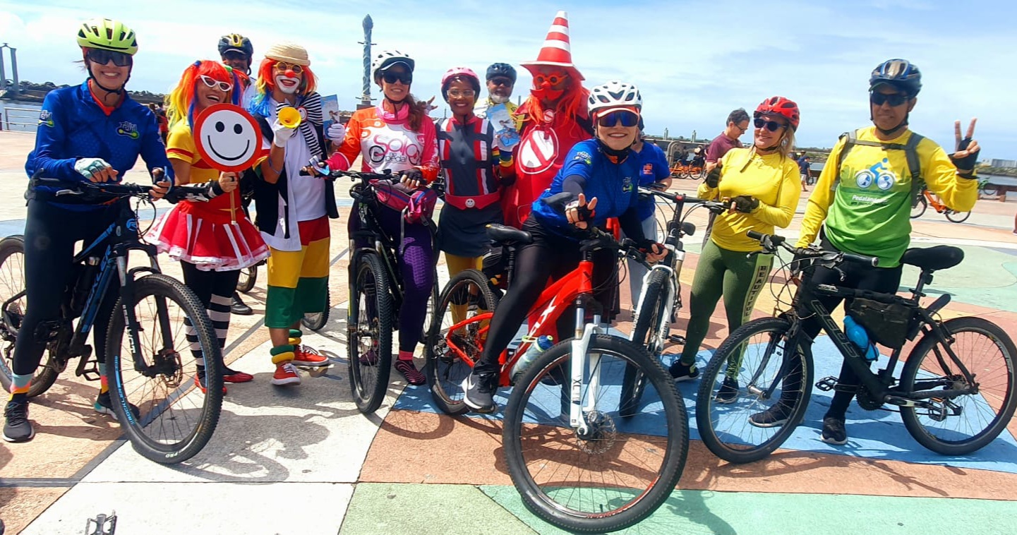 foto colorida de ciclistas