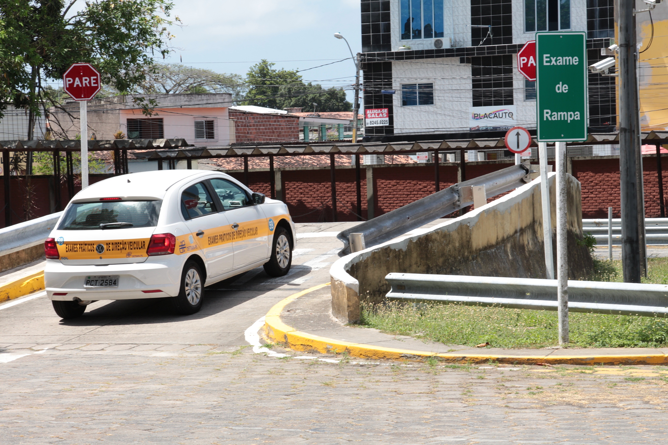 Foto colorida de veículo em teste de rampa