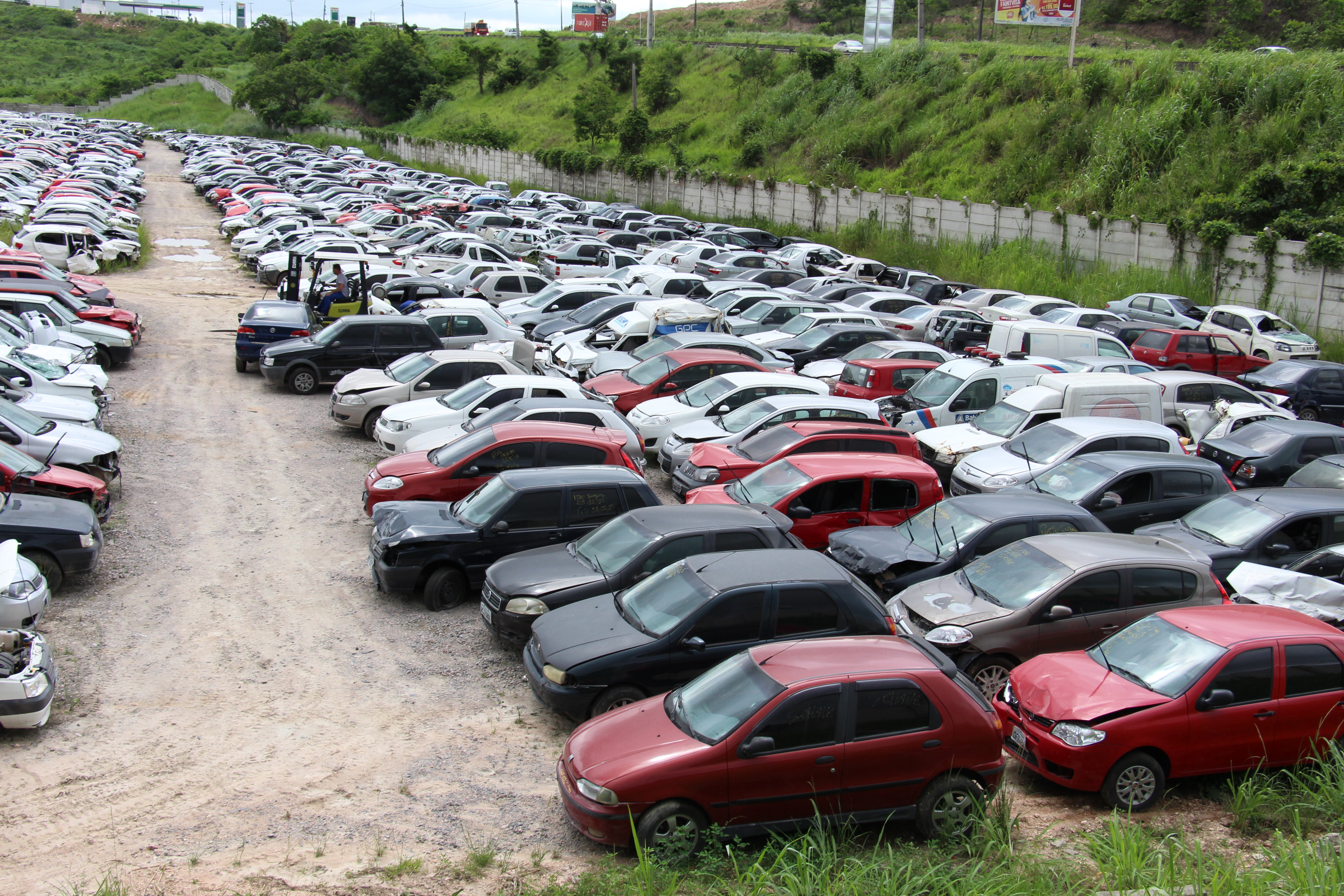 Na foto, carros que serão leiloados no pátio de leilão do DETRAN-PE.