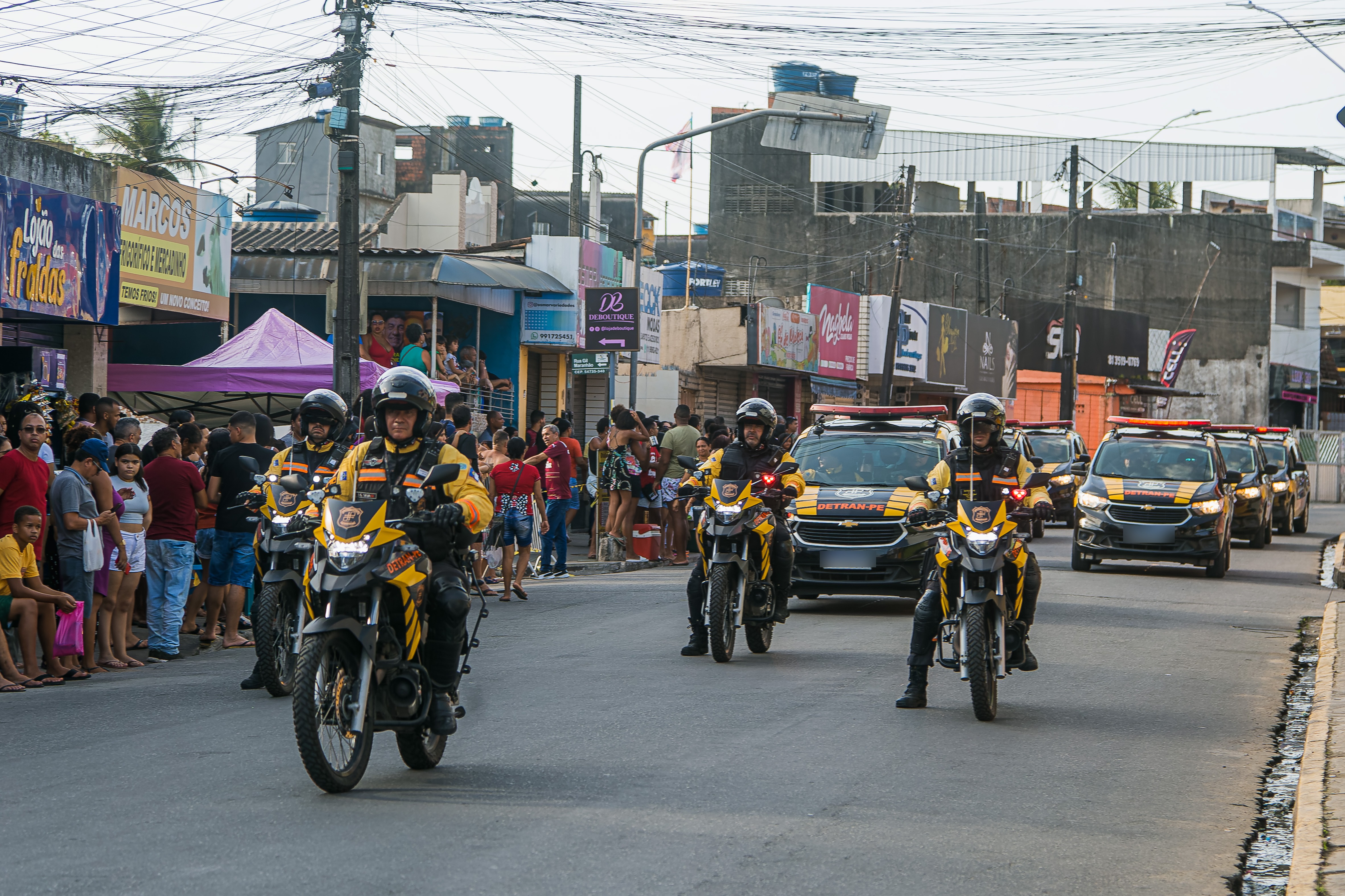 Na foto, quatro motocicletas viaturas e cinto carros viaturas da fiscalização do DETRAN-PE desfilando no 35º Desfile Cívico, realizado em São Lourenço da Mata.