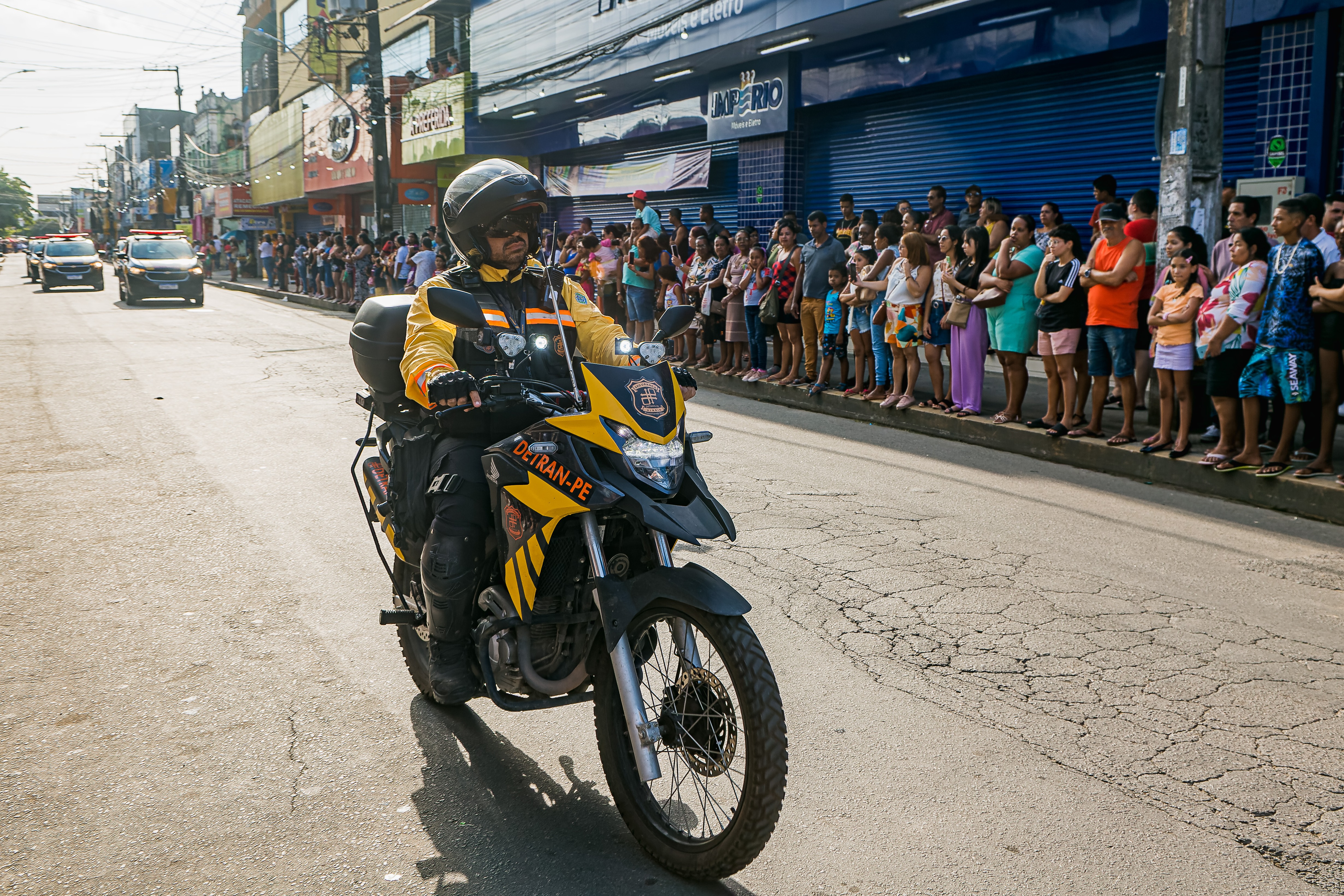 Na foto, duas motocicletas viaturas e quatro carros viaturas da fiscalização do DETRAN-PE desfilando no 35º Desfile Cívico, realizado em São Lourenço da Mata.