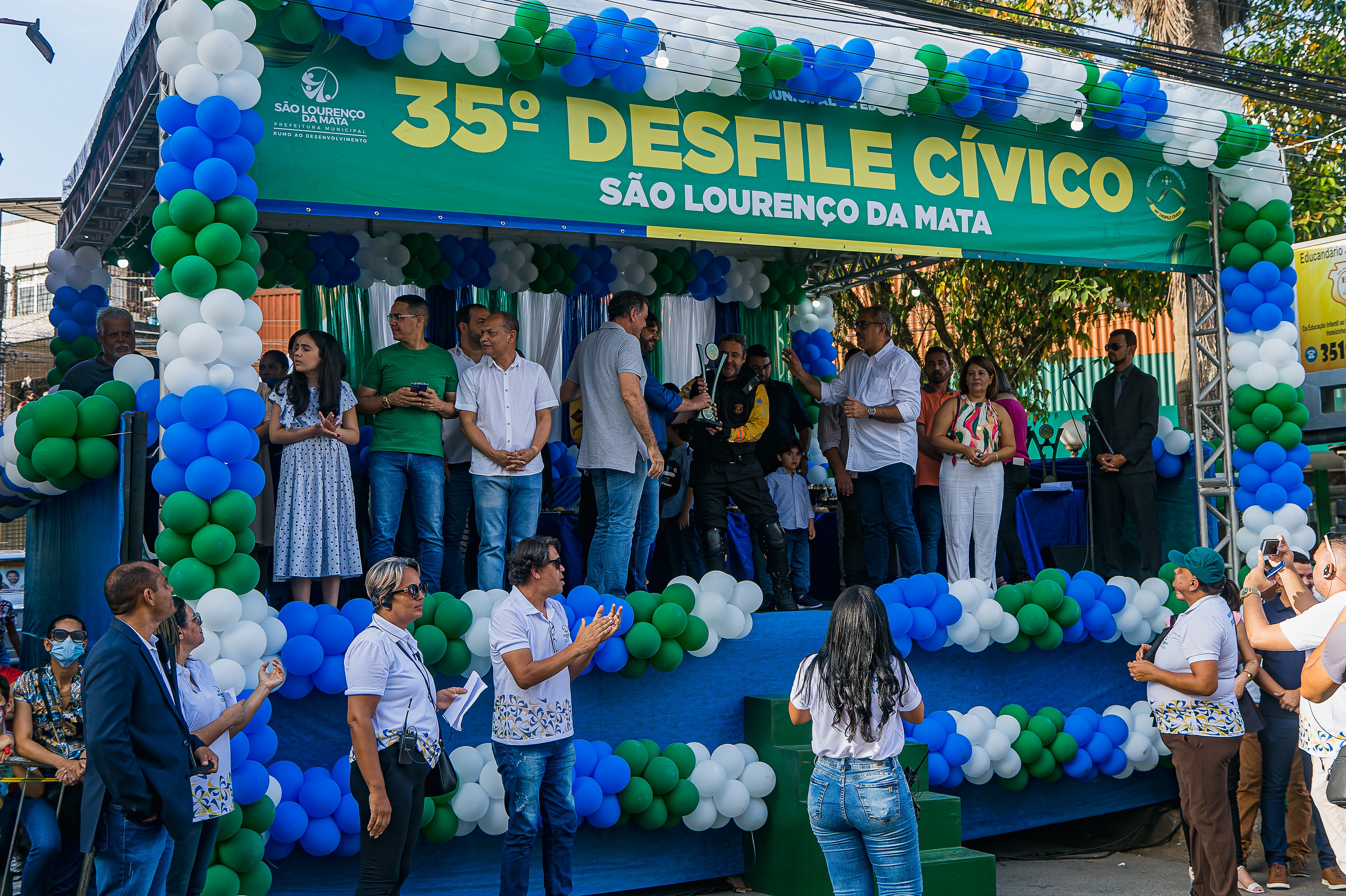 Na foto, palanque do 35º Desfile Cívico de São Lourenço da Mata. Agente de trânsito do DETRAN-PE recebendo homenagem do prefeito Vinícius Labanca. 
