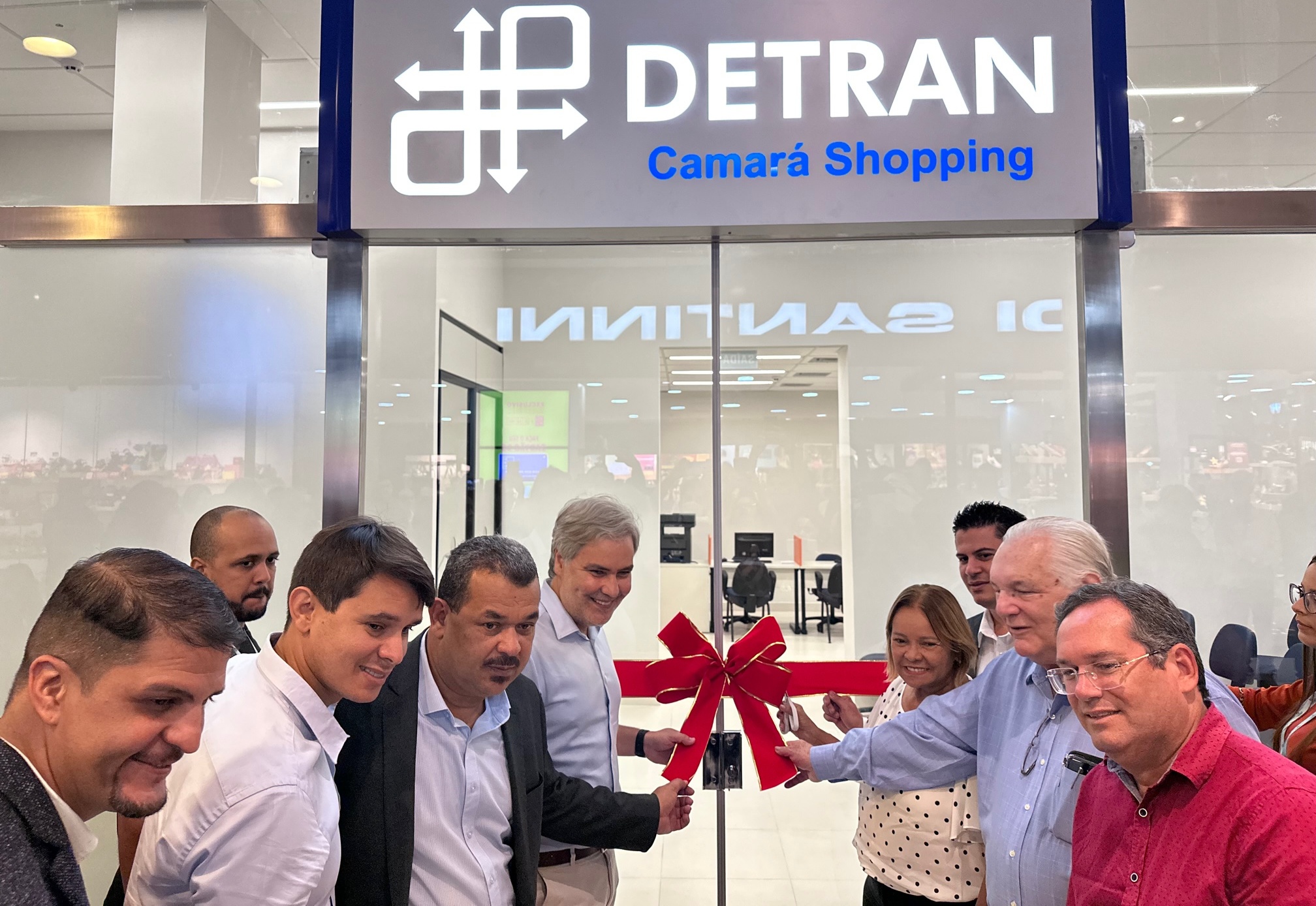 Na foto, Diretor Presidente do DETRAN-PE, Gustavo Carneiro Leão, e Prefeita de Camaragibe, Nadegi Queiroz, acompanhados de autoridades governamentais e privadas, inaugurando a loja do DETRAN-PE no shopping Camará. 