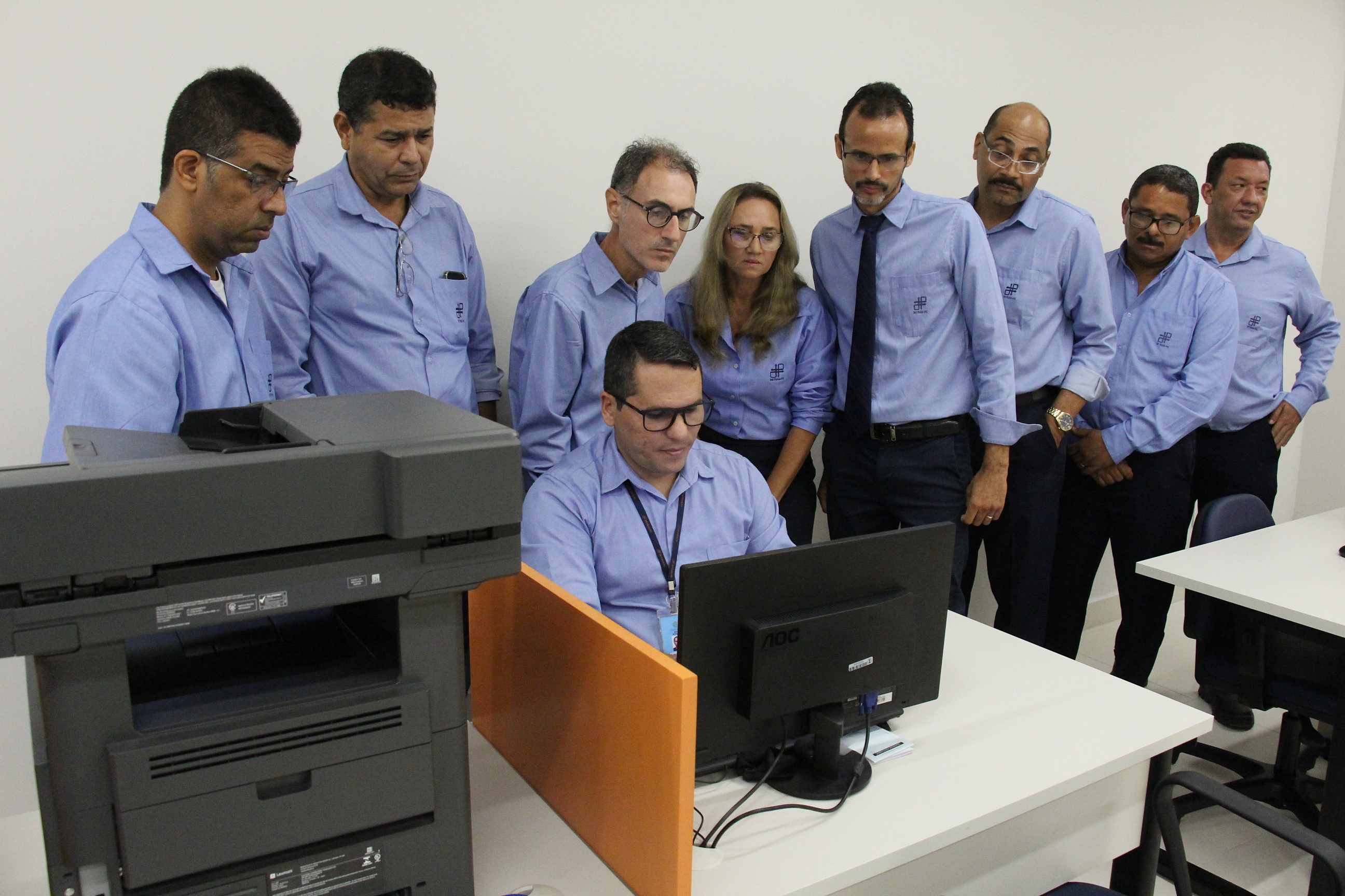 Na foto, equipe de funcionários da nova loja do DETRAN-PE no shopping Camará, localizada em Camaragibe, recebendo orientações para o atendimento.