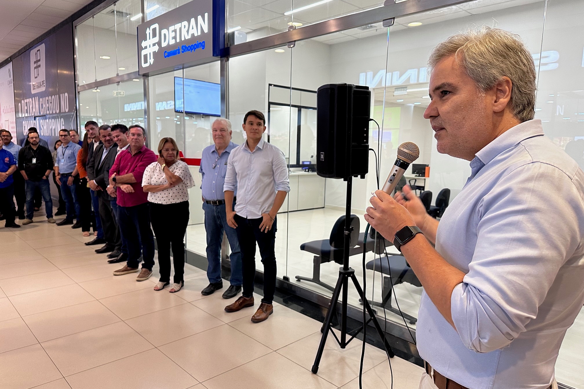 Na foto, Diretor Presidente do DETRAN-PE, Gustavo Carneiro Leão, discursando na inauguração da loja do DETRAN-PE no shopping Camará.