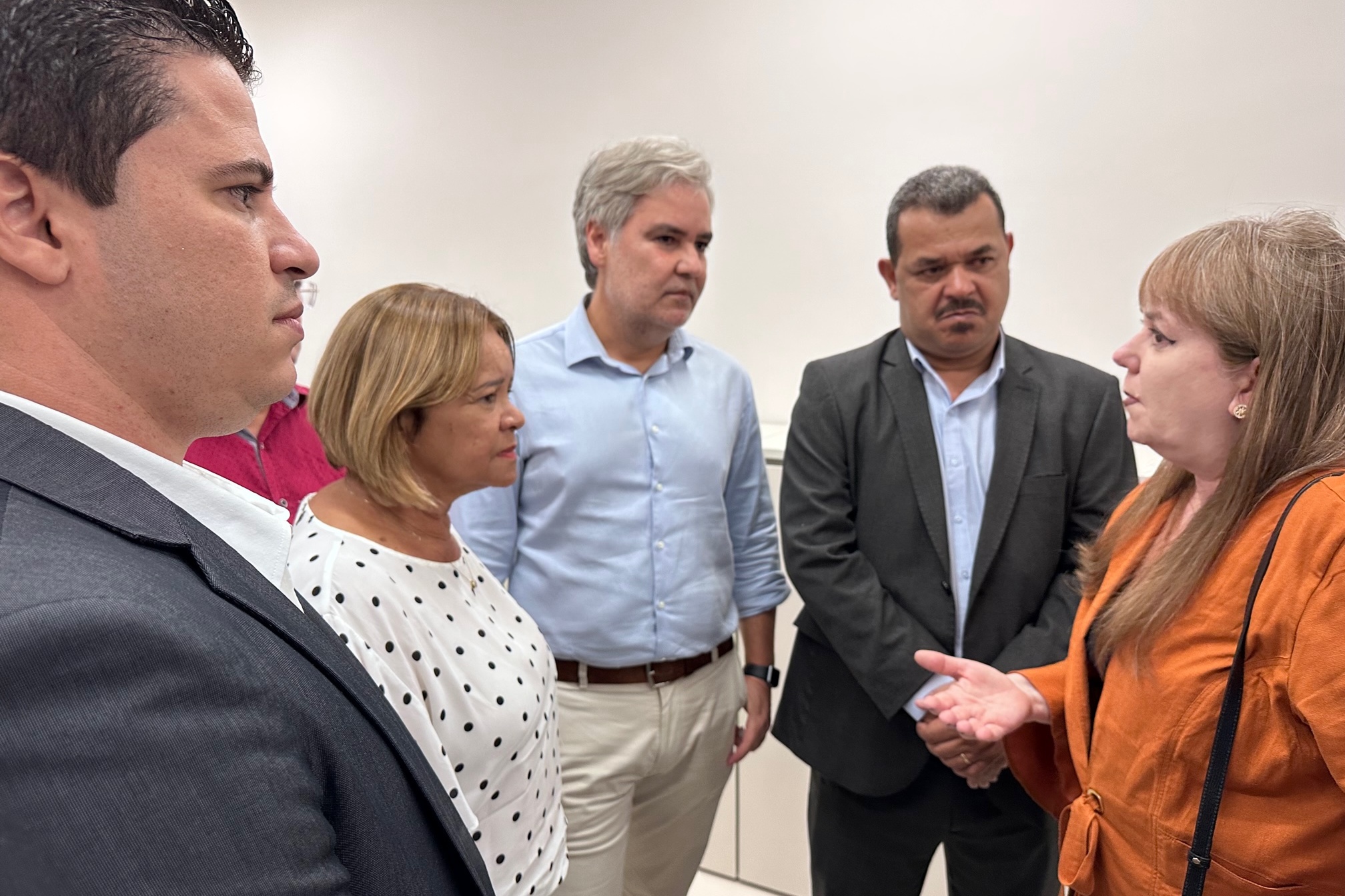 Na foto, estão o Diretor Presidente do DETRAN-PE, Gustavo Carneiro Leão; a Prefeita de Camaragibe, Nadegi Queiroz; a Diretora de Atendimento, Ana Teresa Alves; e o vereador Geraldo Alves.
