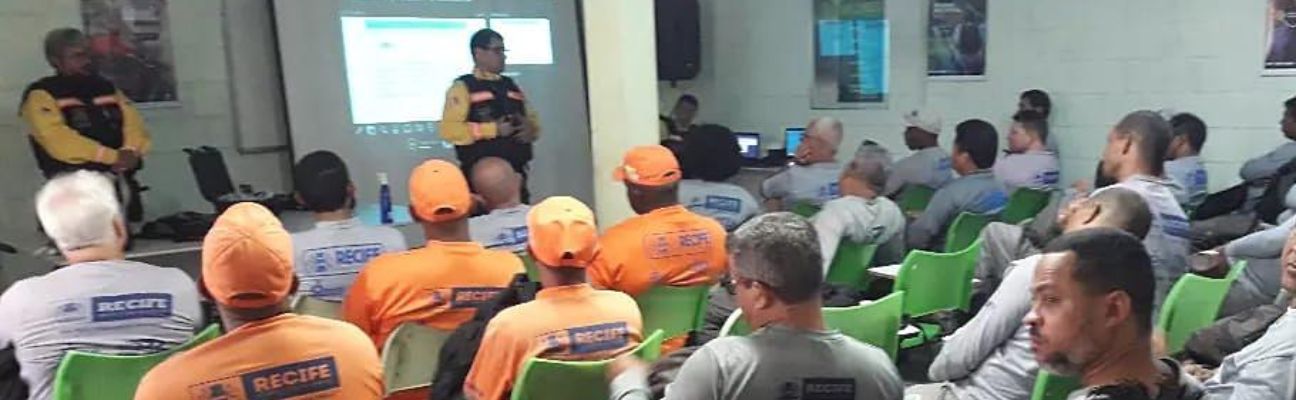 Atuação de agentes do Detran-PE reforça segurança no trânsito com palestra na Vital Engenharia Ambiental, em Dois Unidos, como parte das atividades da Semana Nacional de Trânsito