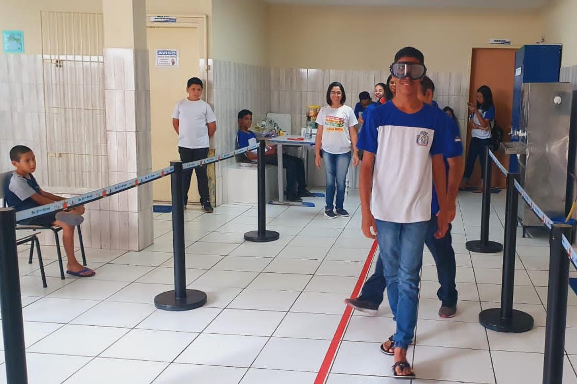 Na foto, um estudando usando óculo que simula embriaguez. 