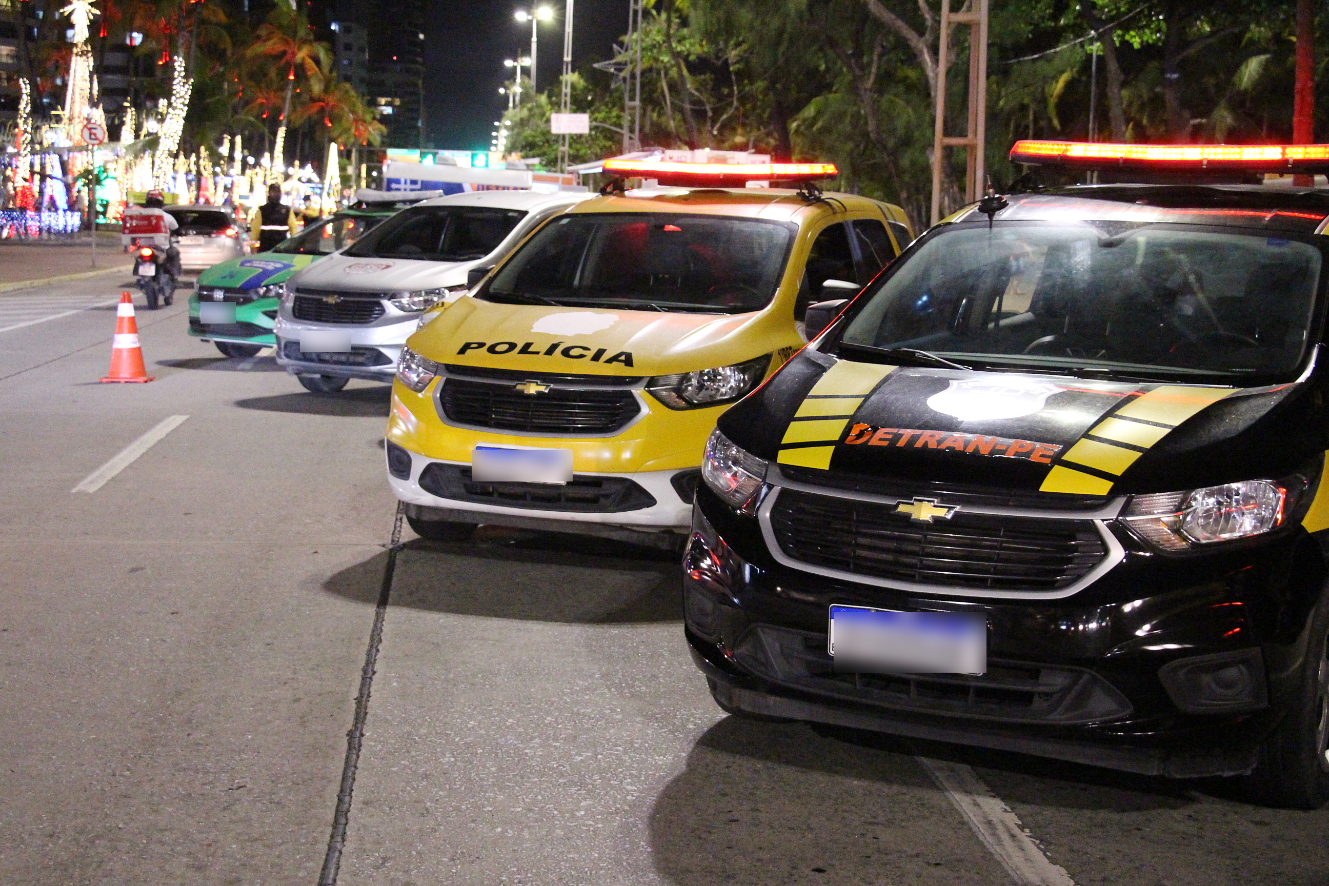 Na foto, viaturas estacionados do DETRAN-PE, BPTran, Operação Lei Seca e CTTU. 