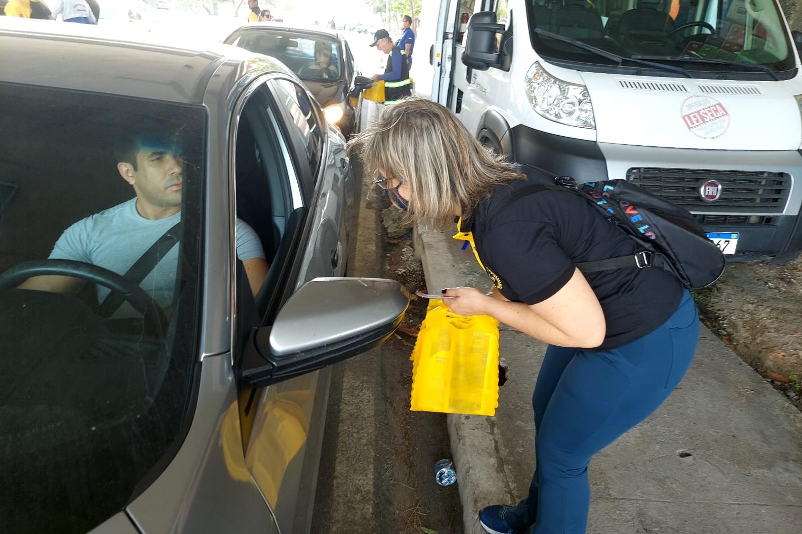 Na foto, representante do Observatório Nacional de Segurança Viária abordando motorista em ação educativa.