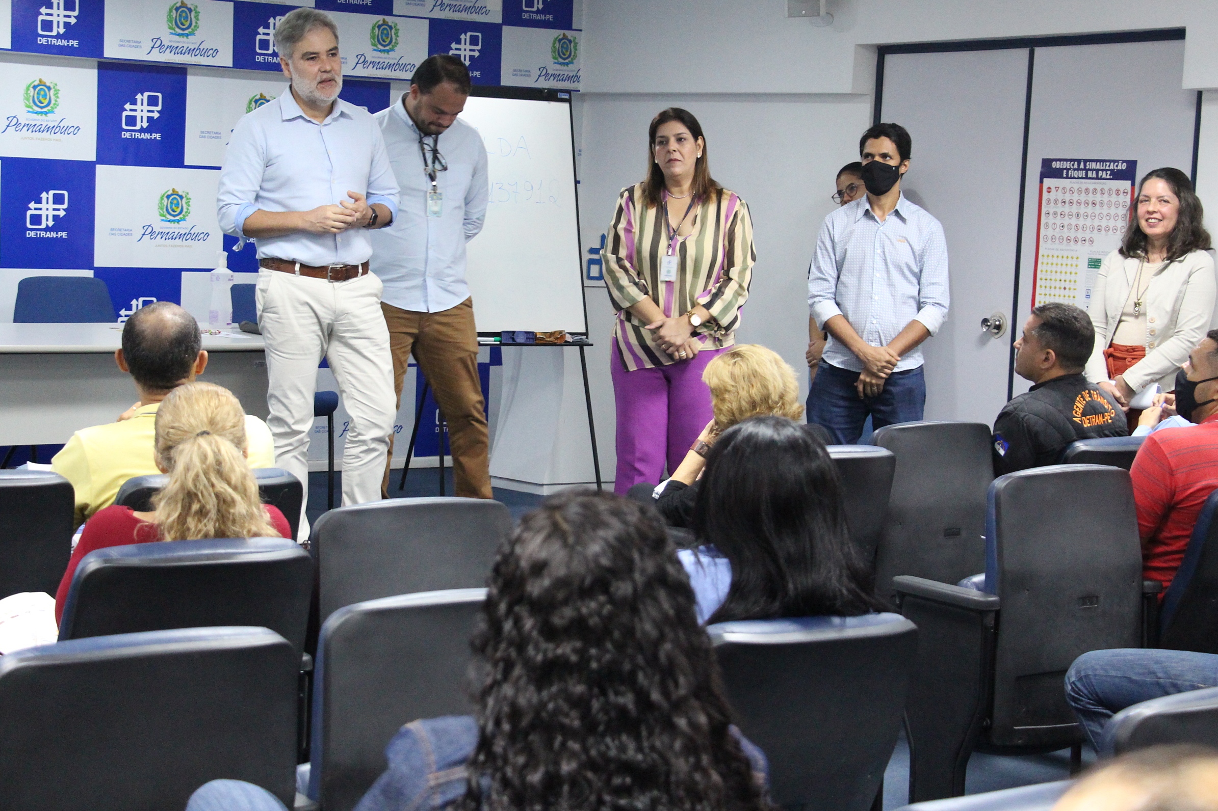 Na foto, o Diretor Presidente do DETRAN-PE, Gustavo Carneiro Leão, acompanhado do Diretor de Operações, Nivaldo Carneiro, e dos Gerentes de Recursos Humanos e Ciretrans, respectivamente, Maria Francisca Cavalcanti e Fabiano Soares, falando para os alunos do curso de examinadores de trânsito. 