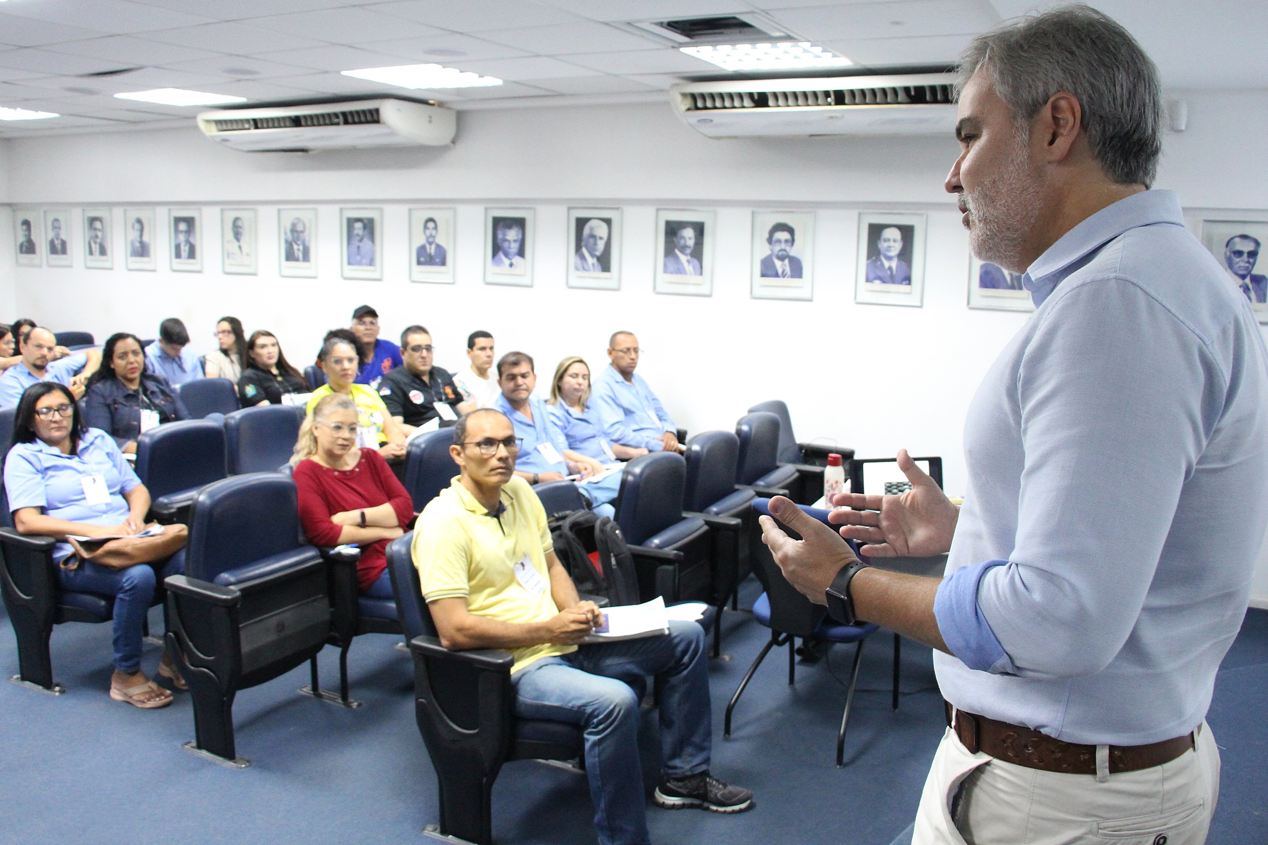 Na foto, o Diretor Presidente do DETRAN-PE, Gustavo Carneiro Leão, está de perfil falando para os alunos do curso de examinadores de trânsito. 