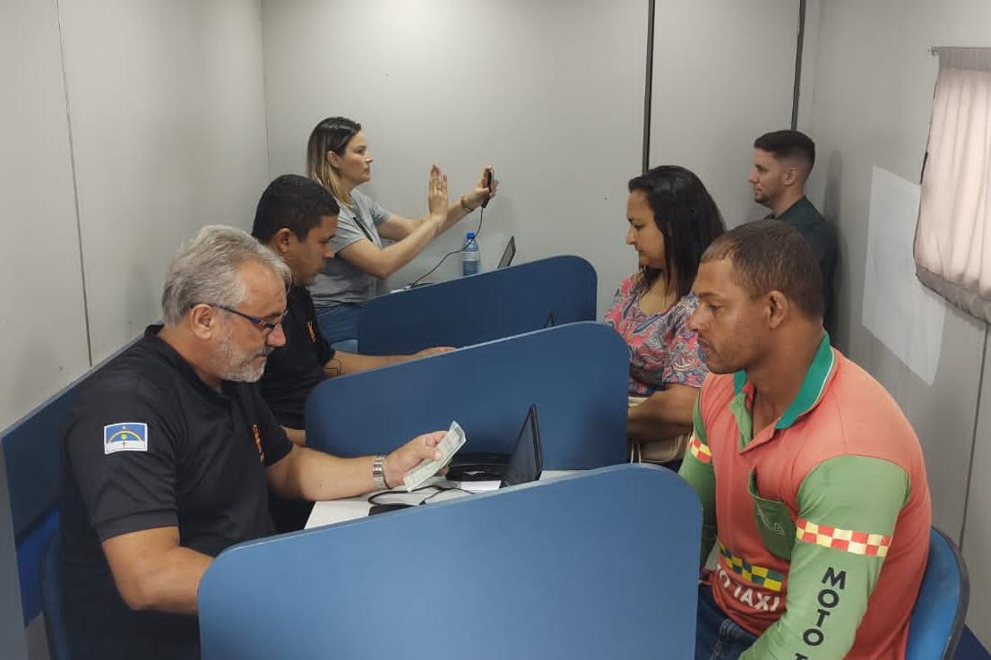 Na foto, equipes do DETRAN-PE atendendo a população do município de Tacaratu, no Caminhão do Detran Itinerante. 