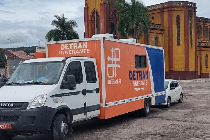 Na foto, Caminhão do Detran Itinerante em ação no município de Tacaratu. 