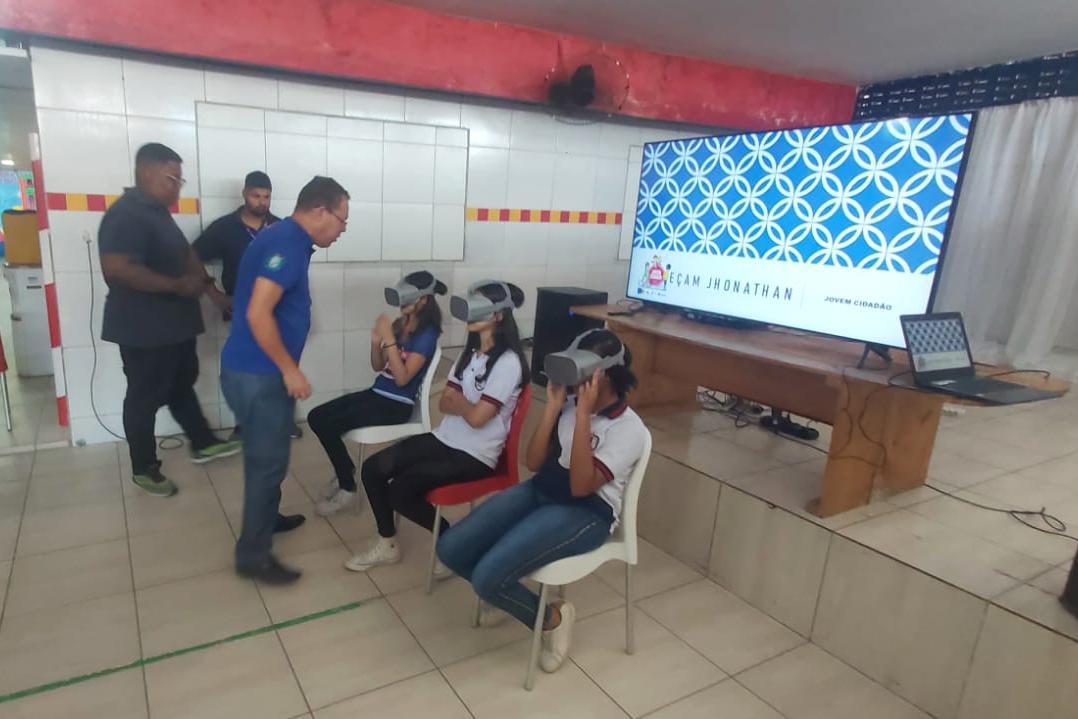 Na foto, educador de trânsito do DETRAN-PE com jovens fazendo o uso do simulador de direção os alunos tiveram uma visão aproximada das condições de guiar um veículo estando sob efeito de álcool.