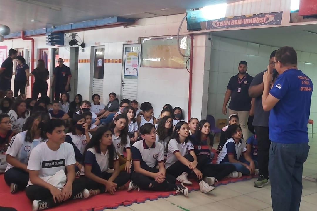Na foto, educador de trânsito do DETRAN-PE realizando palestra sobre educação de trânsito para jovens do Colégio Soberano, no bairro do Cajueiro Seco.