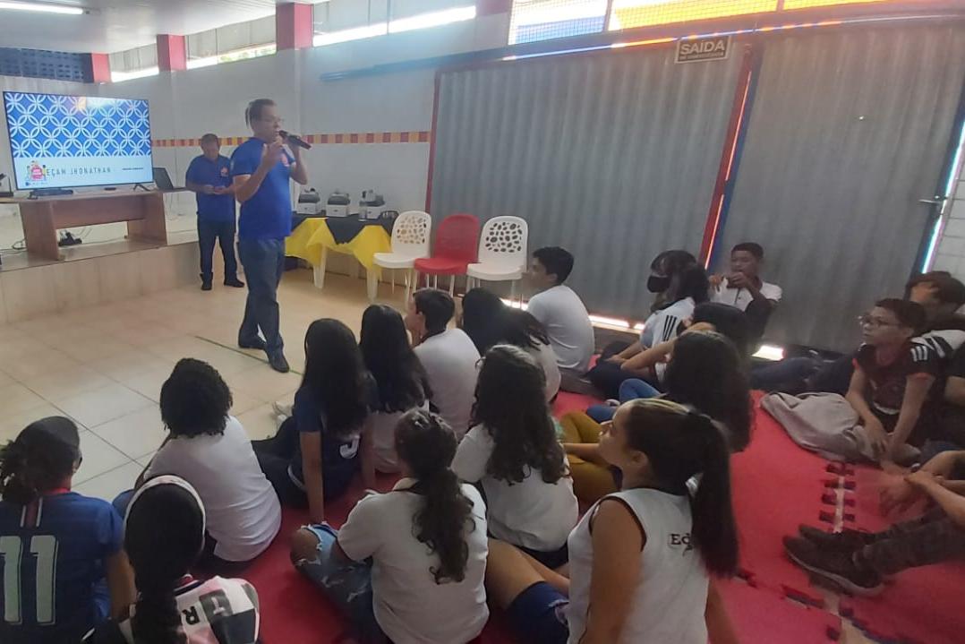 Na foto, educador de trânsito do DETRAN-PE realizando palestra sobre educação de trânsito para jovens do Colégio Soberano, no bairro do Cajueiro Seco.