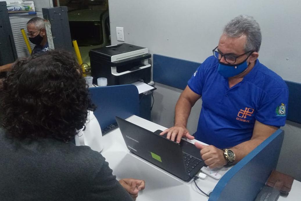 Agente do Detran realizando atendimento.