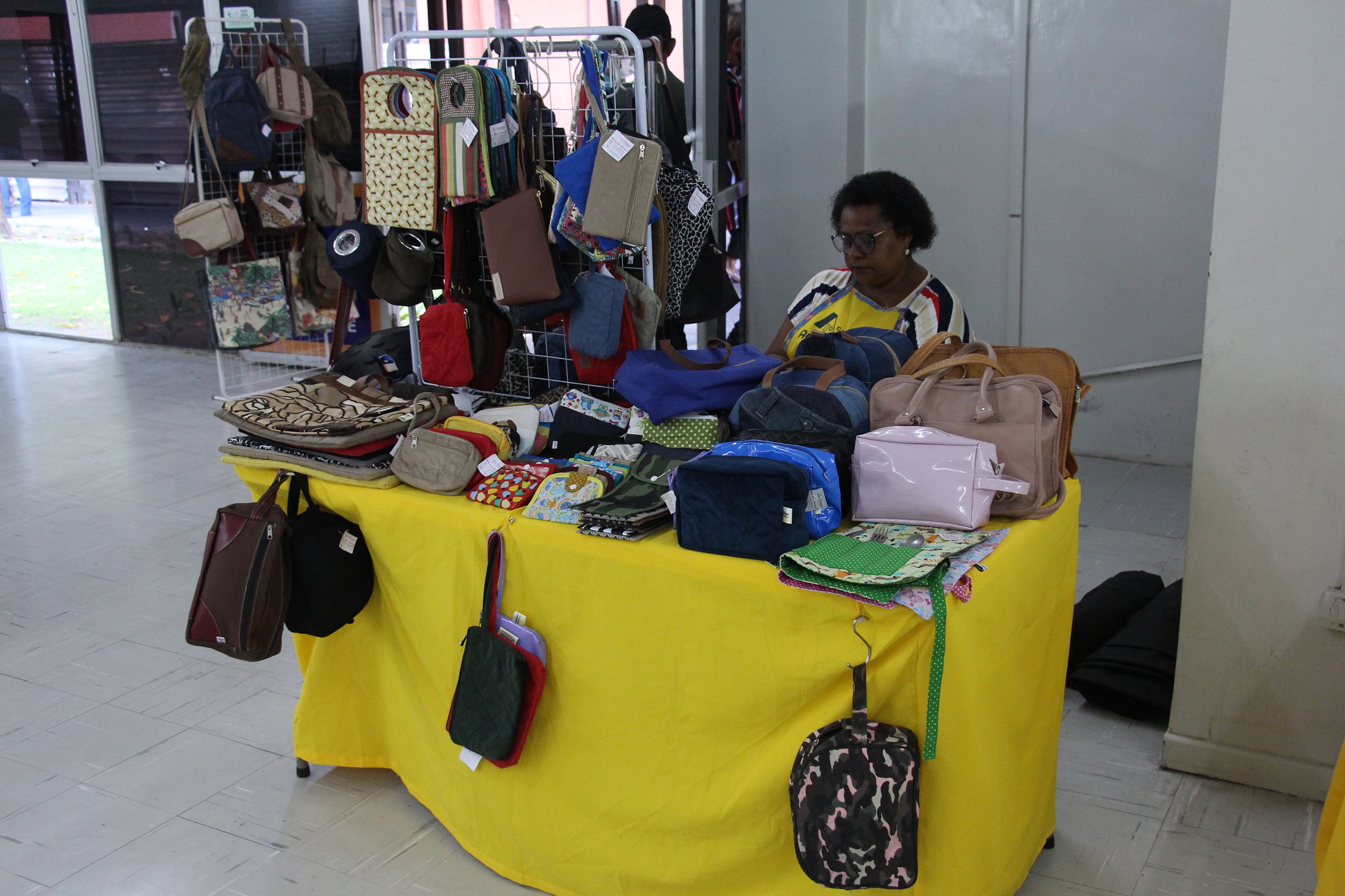 Na foto, uma barraca com exposição de bolas e mochilas. 