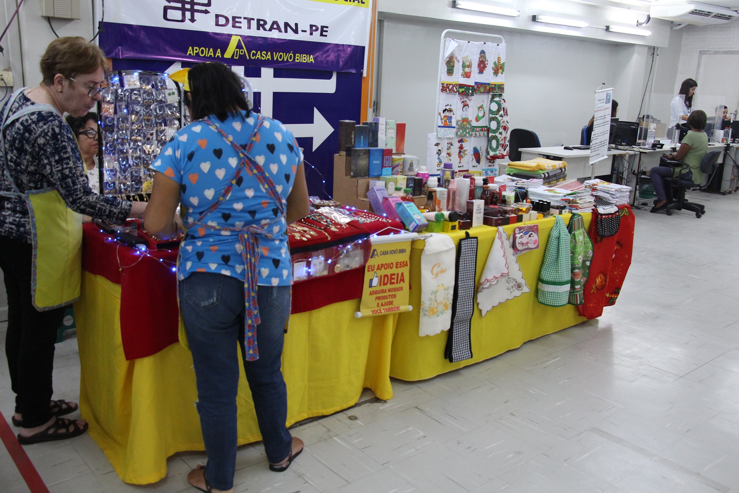 Na foto, duas barracas com exposição com joias e material de perfumaria.