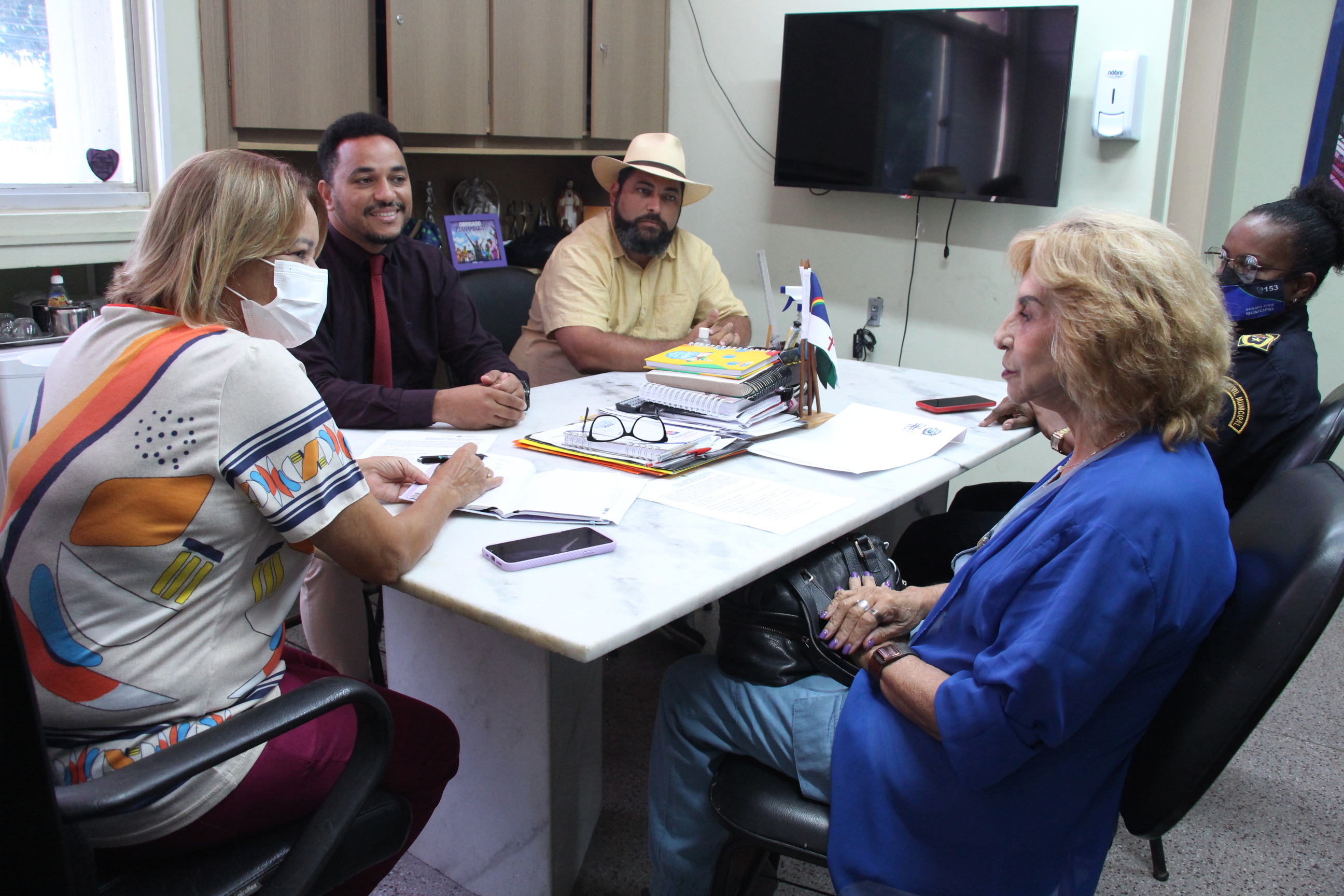Na foto, Prefeita de Camaragibe, Nadegi Queiroz; a Coordenadora de Educação de Trânsito, Imprensa e Publicidade Institucional do DETRAN-PE, Jô Lima; o Chefe de Gabinete da Prefeitura, Anderson Neves; o Gerente da Escola Pública de Trânsito do DETRAN-PE, Ivson Correia; e a Comandante da Guarda Civil Municipal, Débora Rocha; em reunião pré assinatura do  convênio de cooperação técnica para XX Feira de Educação de Trânsito. 