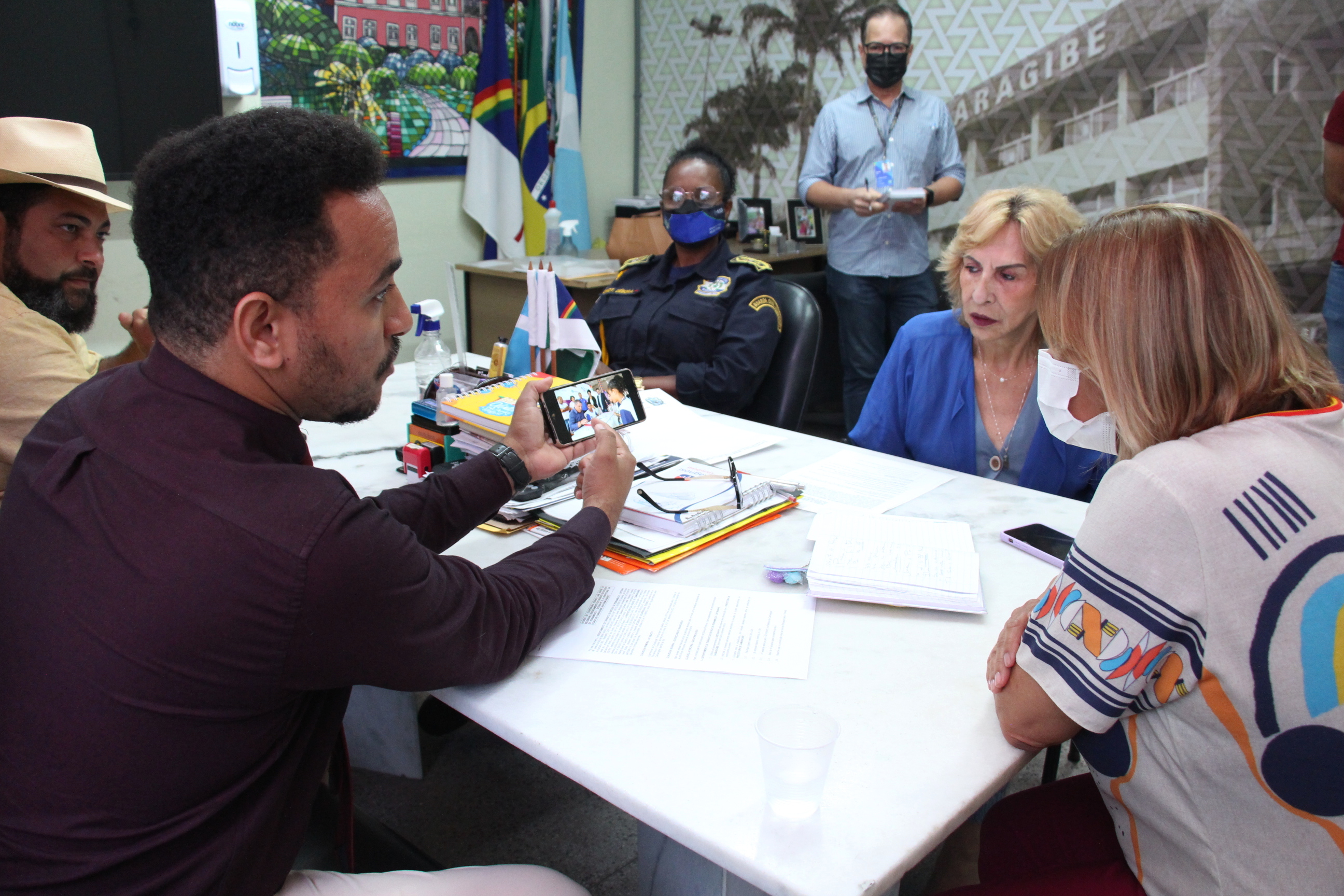 Na foto, Prefeita de Camaragibe, Nadegi Queiroz; a Coordenadora de Educação de Trânsito, Imprensa e Publicidade Institucional do DETRAN-PE, Jô Lima; o Chefe de Gabinete da Prefeitura, Anderson Neves; o Gerente da Escola Pública de Trânsito do DETRAN-PE, Ivson Correia; e a Comandante da Guarda Civil Municipal, Débora Rocha; em reunião pré assinatura do  convênio de cooperação técnica para XX Feira de Educação de Trânsito. 