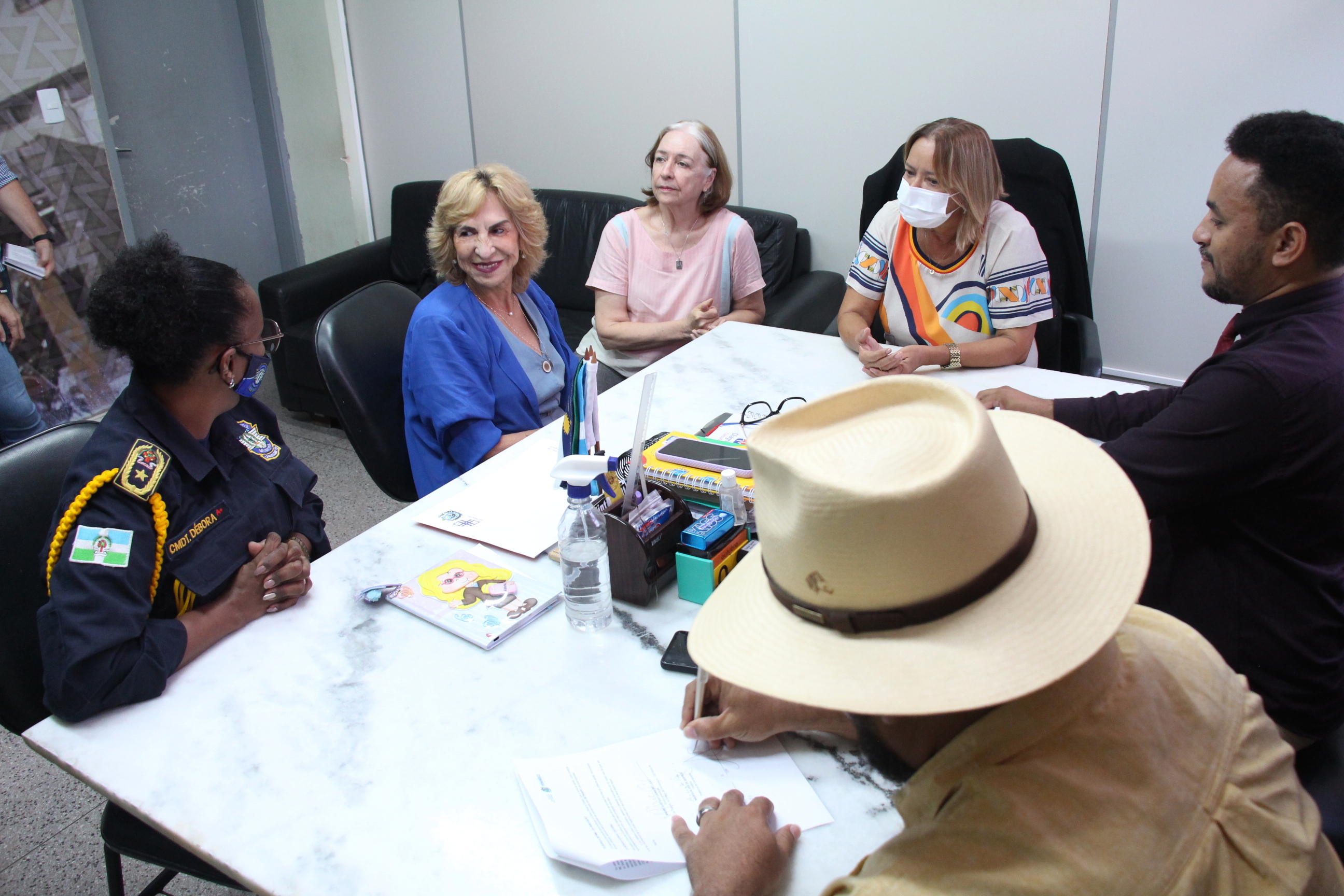 Na foto, Prefeita de Camaragibe, Nadegi Queiroz; a Coordenadora de Educação de Trânsito, Imprensa e Publicidade Institucional do DETRAN-PE, Jô Lima; o Chefe de Gabinete da Prefeitura, Anderson Neves; o Gerente da Escola Pública de Trânsito do DETRAN-PE, Ivson Correia; e a Comandante da Guarda Civil Municipal, Débora Rocha; em reunião pré assinatura do  convênio de cooperação técnica para XX Feira de Educação de Trânsito. 