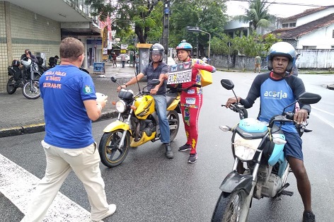 Motociclistas sendo orientados por agente do Detran