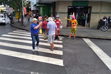 Ação de conscientização do Detran-PE sobre a faixa de pedestres.