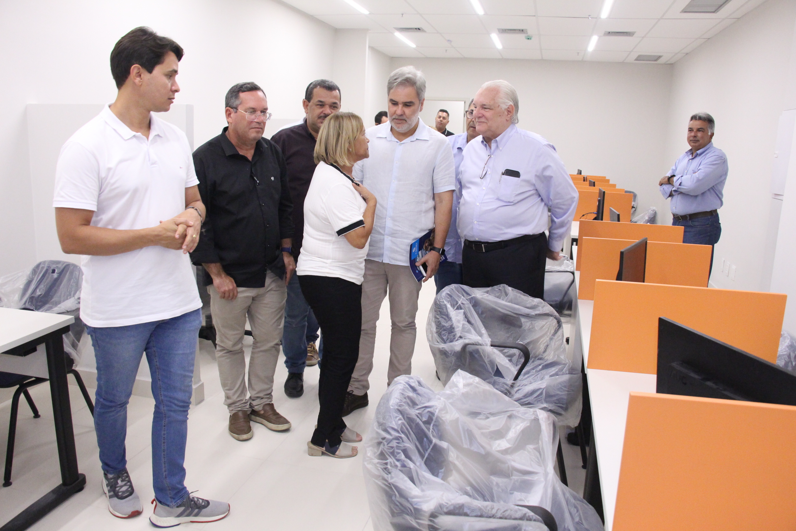 Na foto, o Diretor Presidente do DETRAN-PE, Gustavo Carneiro Leão; a Prefeita de Camaragibe, Nadegi Queiroz; o Empreendedor do Camará Shopping, Jorge Corte Real; e o Deputado Estadual eleito, João Victor, acompanhados de assessores, visitaram as dependências de onde será implantada a loja da Autarquia naquele centro comercial. 